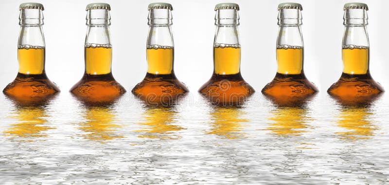 Réflexions de bouteille à bière photographie stock libre de droits Réflexions de bouteille à bière photographie stock libre de droits
