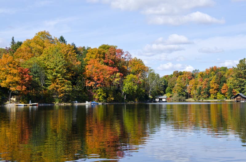 Réflexions de couleurs d'automne sur un lac tranquille #5 photos libres de droits Réflexions de couleurs d'automne sur un lac tranquille #5 photos libres de droits
