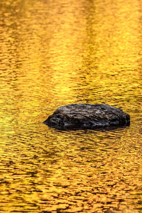 Réflexions de lac d'automne de roche et d'or photos libres de droits Réflexions de lac d'automne de roche et d'or photos libres de droits