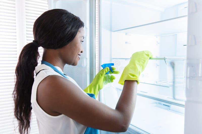 Réfrigérateur africain de nettoyage de femme image libre de droits