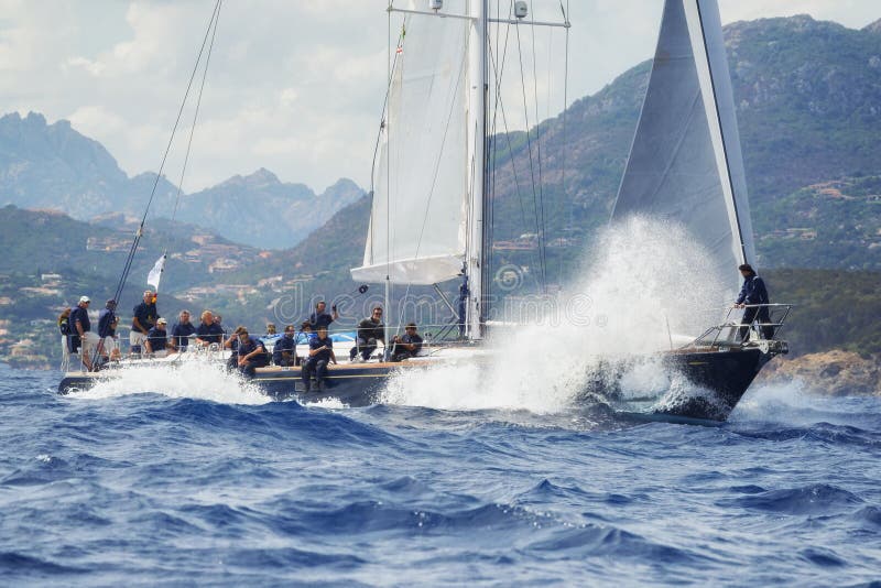 Régate de voile de tasse de Rolex de yacht de Porto CervoMaxi cervo Italie Porto Sardaigne photo libre de droits Régate de voile de tasse de Rolex de yacht de Porto CervoMaxi cervo Italie Porto Sardaigne photo libre de droits