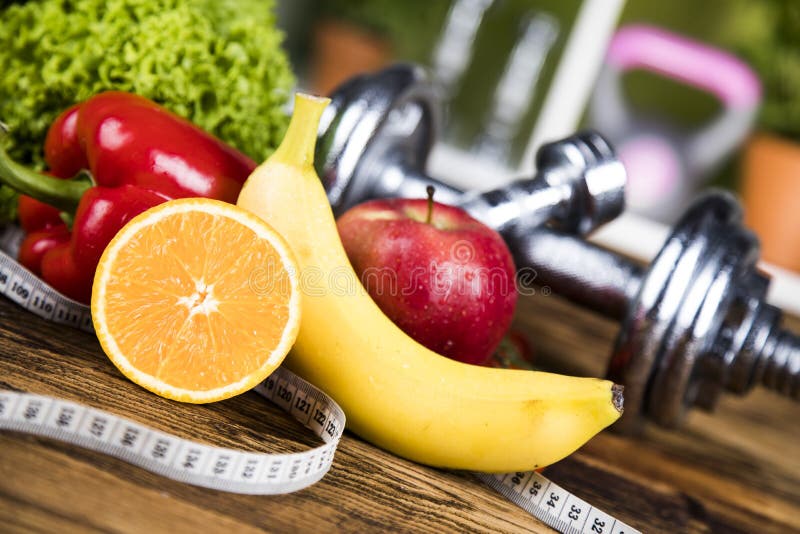 Régime et forme physique, haltère avec la vitamine image stock Régime et forme physique, haltère avec la vitamine image stock
