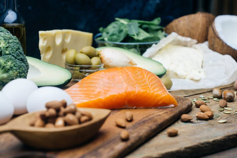 Régime Ketogenic Gros produits de basse taille de glucides Nourriture saine de consommation, graisse de protéine de plan de repas photographie stock libre de droits Régime Ketogenic Gros produits de basse taille de glucides Nourriture saine de consommation, graisse de protéine de plan de repas photographie stock libre de droits