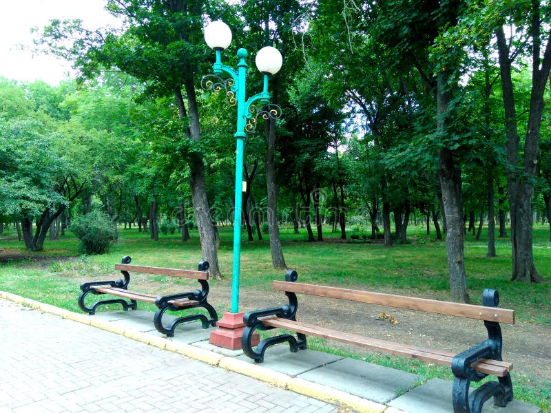 Région de parc, endroit pour le repos, deux bancs dans la perspective d'un parc vert image stock Région de parc, endroit pour le repos, deux bancs dans la perspective d'un parc vert image stock