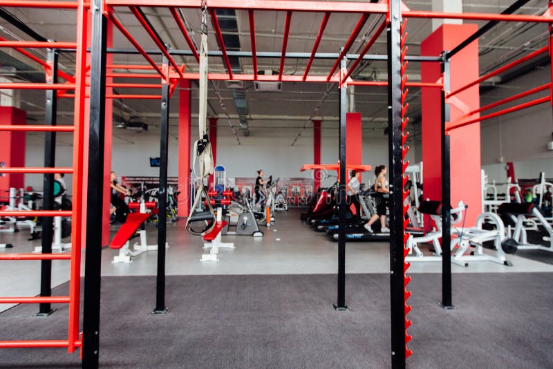 Région intérieure de CrossFit contre le gymnase de forme physique images stock Région intérieure de CrossFit contre le gymnase de forme physique images stock