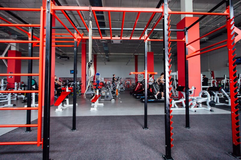 Région intérieure de CrossFit contre le gymnase de forme physique photo stock Région intérieure de CrossFit contre le gymnase de forme physique photo stock
