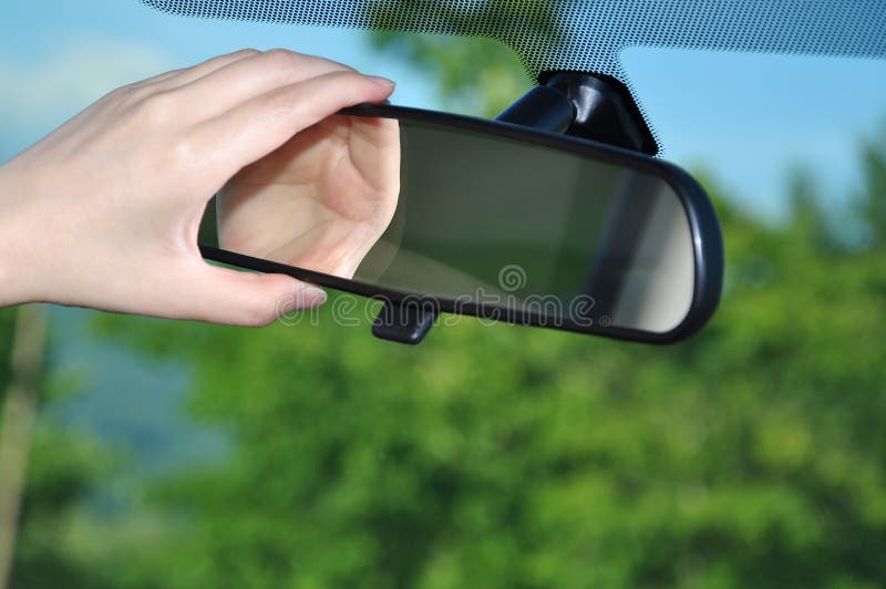 Réglage du miroir de vue arrière photo stock Réglage du miroir de vue arrière photo stock