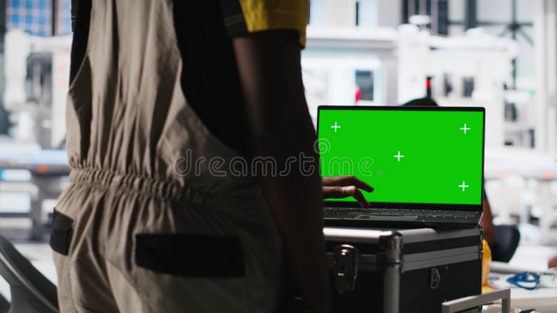 Réglages du système de finition par un expert de l'usine Photovoltaics sur un PC à écran vert banque de vidéos