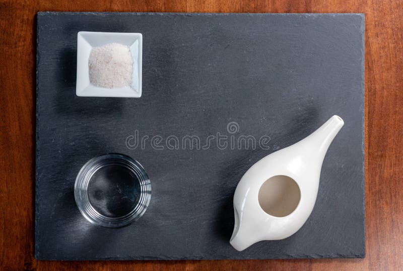 R?gl? pour le nettoyage nasal avec le pot de neti, syst?me ayurvedic de m?decine sur une ardoise noire photos libres de droits R?gl? pour le nettoyage nasal avec le pot de neti, syst?me ayurvedic de m?decine sur une ardoise noire photos libres de droits