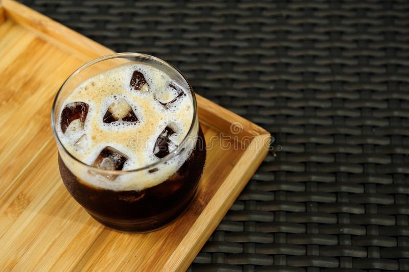 Régénérez votre jour avec un verre gentil de café froid nitro de brew images stock Régénérez votre jour avec un verre gentil de café froid nitro de brew images stock