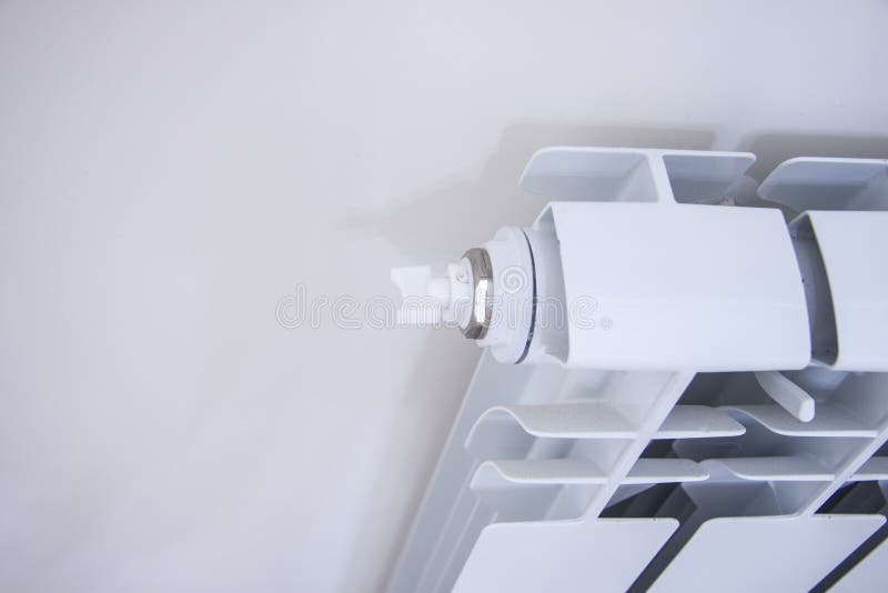 Réparation du système de chauffage dans le concept de chambre Connexion d'un nouveau radiateur blanc dans une pièce vide Préparation de la batterie pour la saison de chauffage