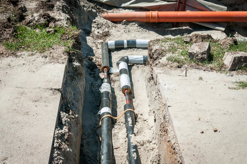 Réparation et reconstruction souterraines de réseau de pipe-lines de chauffage urbain sur la rue dans la ville la vieille remplac