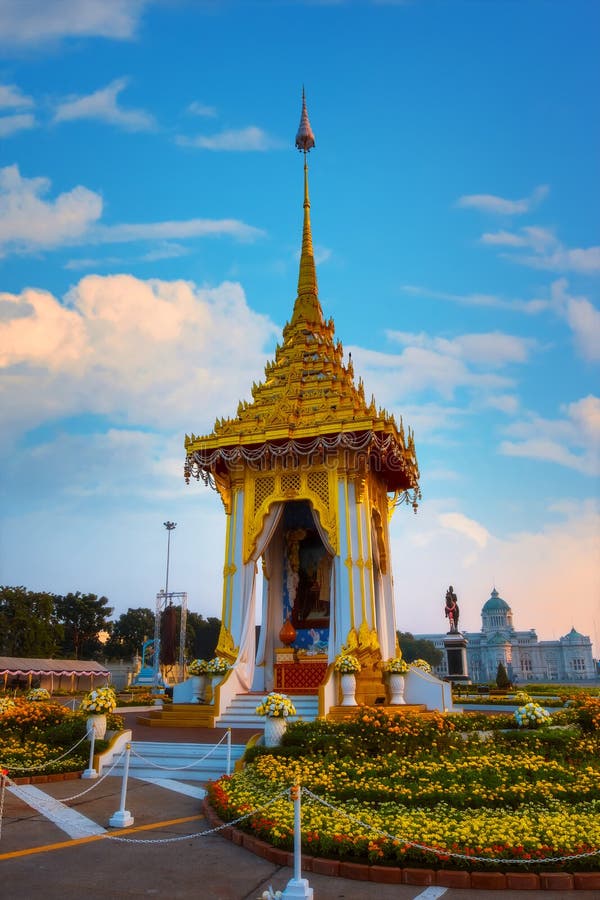 A réplica do crematório real de seu rei atrasado Bhumibol Adulyadej da majestade construído para o funeral real na plaza real imagens de stock A réplica do crematório real de seu rei atrasado Bhumibol Adulyadej da majestade construído para o funeral real na plaza real imagens de stock
