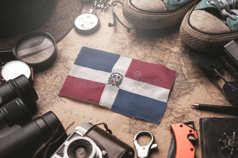 République Dominicaine : Un drapeau entre les accessoires du voyageur et la carte de l'ancien millésime Concept de destination to photo libre de droits République Dominicaine : Un drapeau entre les accessoires du voyageur et la carte de l'ancien millésime Concept de destination to photo libre de droits