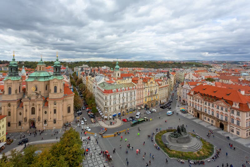 République Tchèque de place de Prague, horizon de ville de lever de soleil à la tour d'horloge astronomique images stock République Tchèque de place de Prague, horizon de ville de lever de soleil à la tour d'horloge astronomique images stock