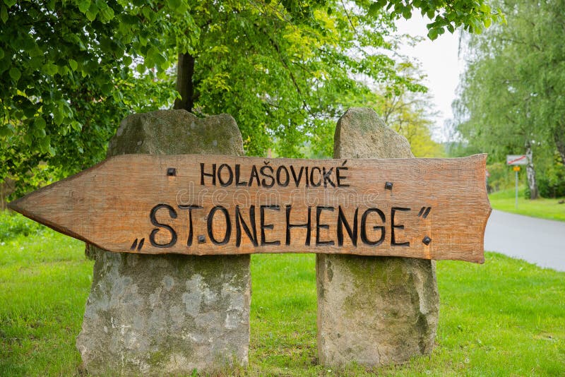 République Tchèque du sud de la Bohême du petit village de vue de stonehenge de patrimoine holasovice baroque de l'UNESCO image stock