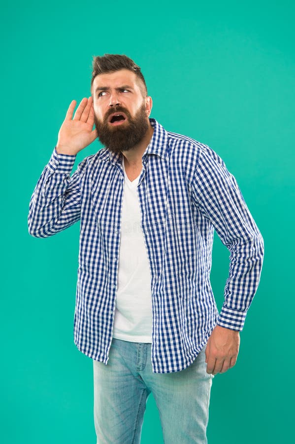 Répétez. L'homme barbu est dur d'oreille. Surdité ou perte de l'audition. Oreille et soin d'audition. Troubles de l'audition. Spéc photographie stock