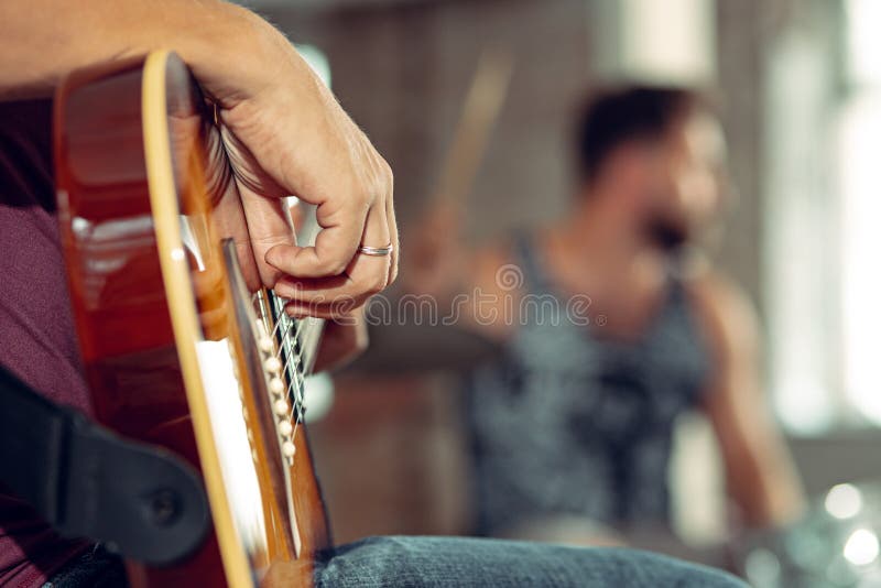Répétition de bande de musique rock Joueur de guitare électrique et batteur derrière l'ensemble de tambour image stock Répétition de bande de musique rock Joueur de guitare électrique et batteur derrière l'ensemble de tambour image stock