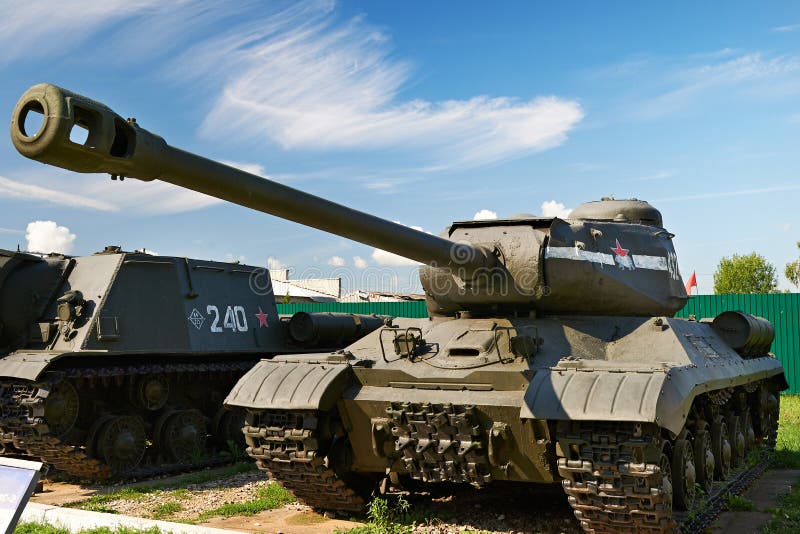 Réservoir lourd soviétique IS-2 de la deuxième guerre mondiale photographie stock libre de droits Réservoir lourd soviétique IS-2 de la deuxième guerre mondiale photographie stock libre de droits