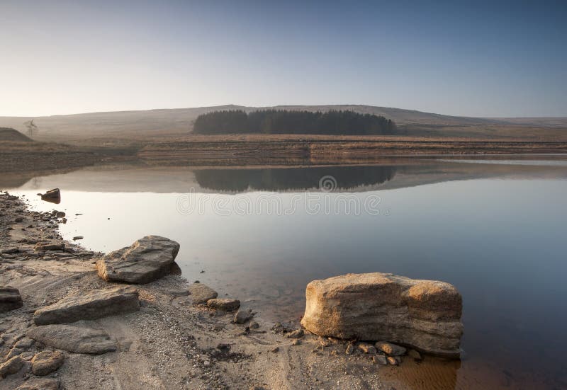 Réservoir peu profond de bruyère de Yorkshire photo stock Réservoir peu profond de bruyère de Yorkshire photo stock
