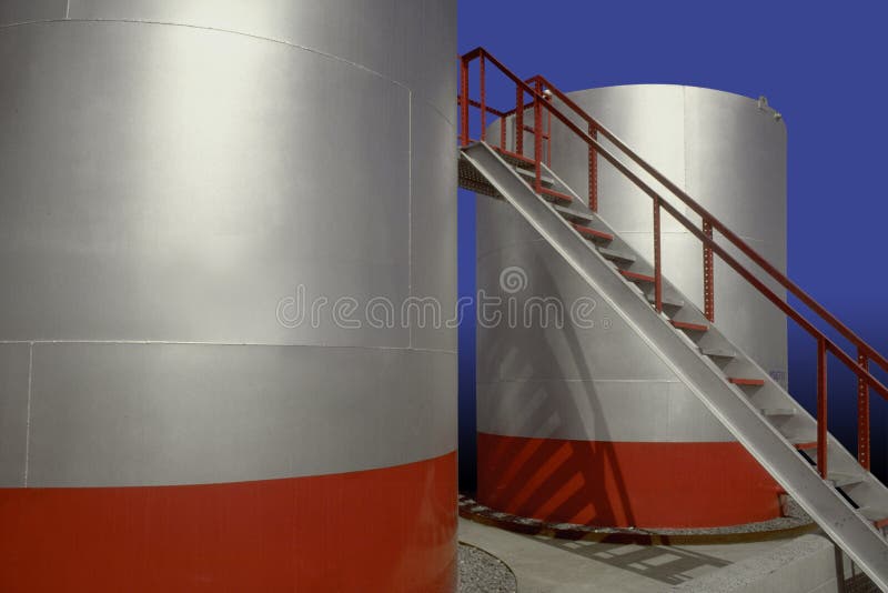 Industrie pétrolière et gazière, plateforme de forage pétrolier, pompe à balancier, technologie offshore, arrière-plan photos libres de droits