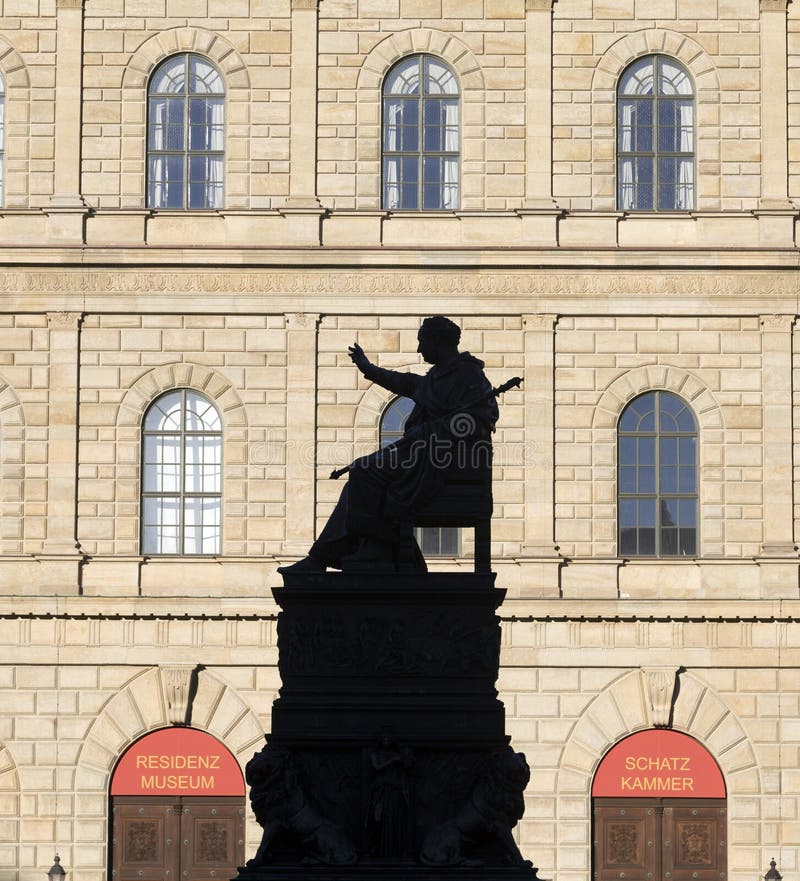 Résidence de Munich avec la statue photographie stock libre de droits Résidence de Munich avec la statue photographie stock libre de droits