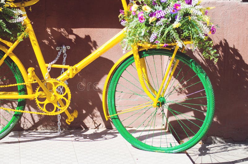 Rétro bicyclette verte jaune dans la ville de Ténérife avec des fleurs photographie stock Rétro bicyclette verte jaune dans la ville de Ténérife avec des fleurs photographie stock