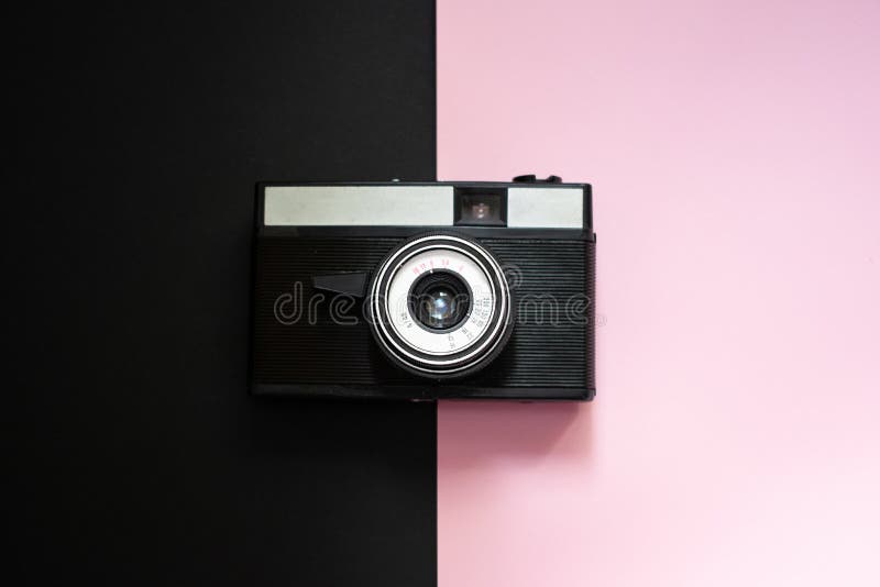 Rétro caméra de film sur un noir et un fond rose 6 photographie stock libre de droits Rétro caméra de film sur un noir et un fond rose 6 photographie stock libre de droits