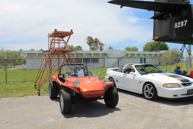 Rétro dunebuggy garé à côté d'un mustang images stock Rétro dunebuggy garé à côté d'un mustang images stock