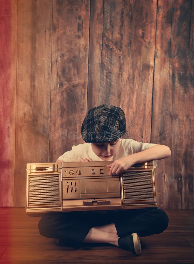 Rétro enfant écoutant le lecteur de musique stéréo images stock Rétro enfant écoutant le lecteur de musique stéréo images stock