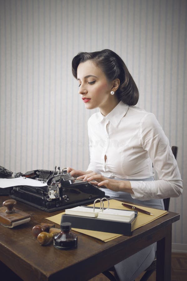 Femme introduisant au clavier son bureau image stock Femme introduisant au clavier son bureau image stock