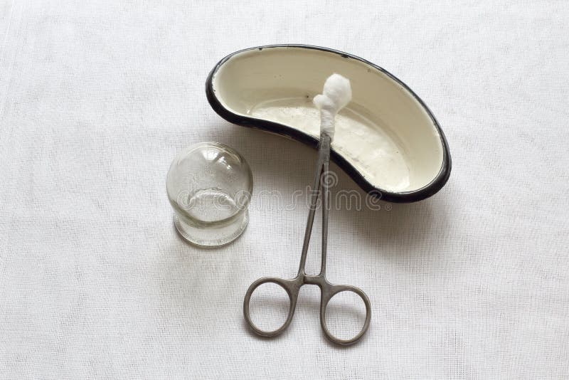 rétro La boîte médicale en verre, le forceps métallique avec un tampon de coton et le rein en métal ont formé le bain pour les fo photo stock rétro La boîte médicale en verre, le forceps métallique avec un tampon de coton et le rein en métal ont formé le bain pour les fo photo stock