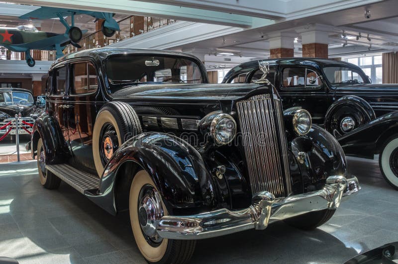 Rétro limousine de voiture, musée d'histoire d'objet exposé, Ekaterinburg, Russie, 06 09 2014 ans photo stock Rétro limousine de voiture, musée d'histoire d'objet exposé, Ekaterinburg, Russie, 06 09 2014 ans photo stock