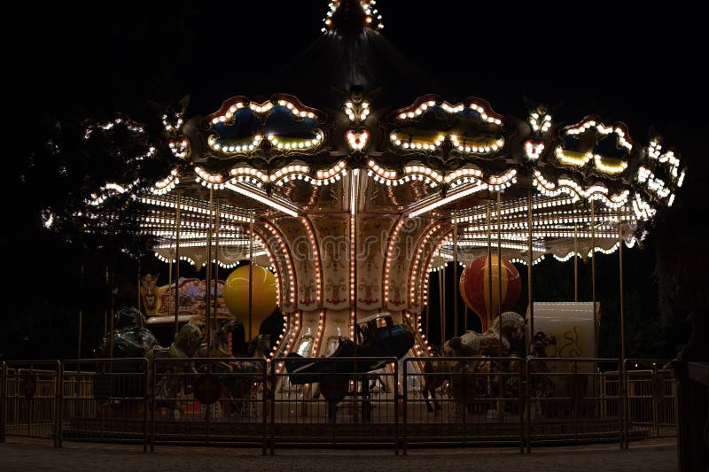 Rétro merrygoround sur une soirée d'été lumières carrousel vintage dans le parc images stock