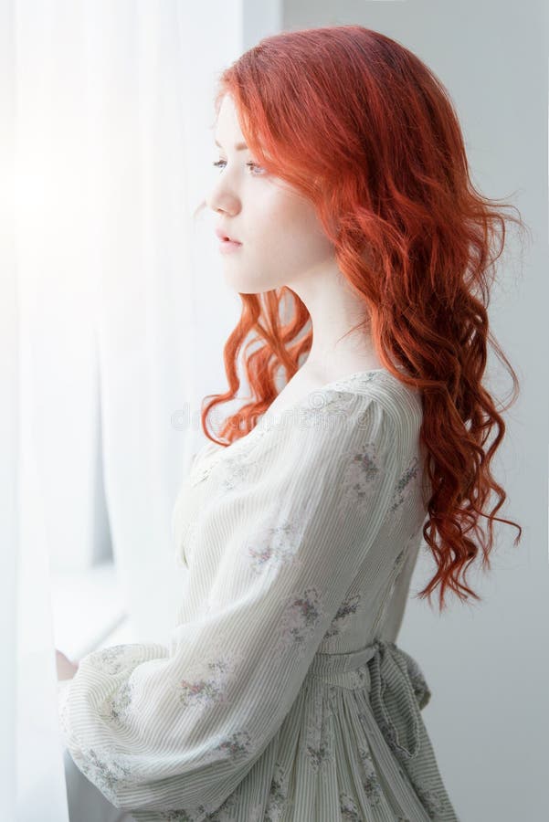 Rétro portrait tendre d'une jeune belle femme rousse rêveuse photographie stock libre de droits Rétro portrait tendre d'une jeune belle femme rousse rêveuse photographie stock libre de droits