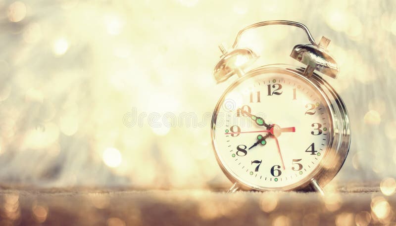 Rétro réveil sur la table image stock Rétro réveil sur la table image stock