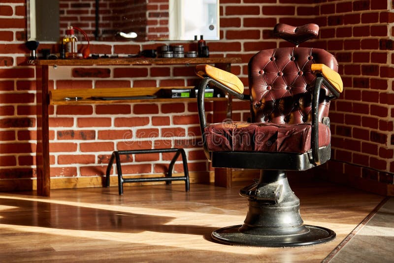 Rétro salon de coiffure de chaise en cuir dans le style de vintage Thème de raseur-coiffeur image libre de droits Rétro salon de coiffure de chaise en cuir dans le style de vintage Thème de raseur-coiffeur image libre de droits