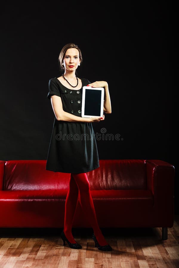 Femme de style rétro montrant une tablette photo libre de droits