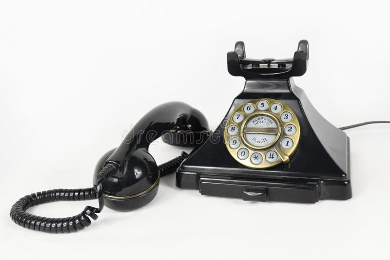 Rétro téléphone noir avec son écouteur soulevé - d'isolement photos libres de droits Rétro téléphone noir avec son écouteur soulevé - d'isolement photos libres de droits
