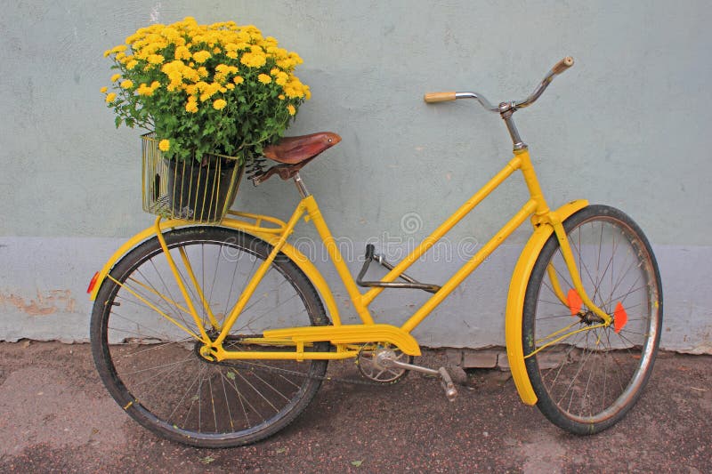 Rétro vélo avec des fleurs photos stock Rétro vélo avec des fleurs photos stock