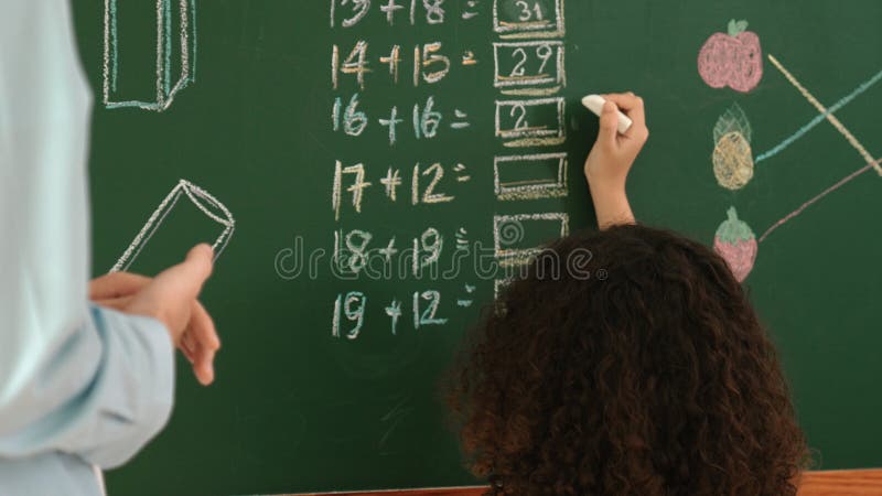 Rétrospective de la question de réponse des étudiants africains pendant qu'ils écrivent à bord. pédagogie. photographie stock