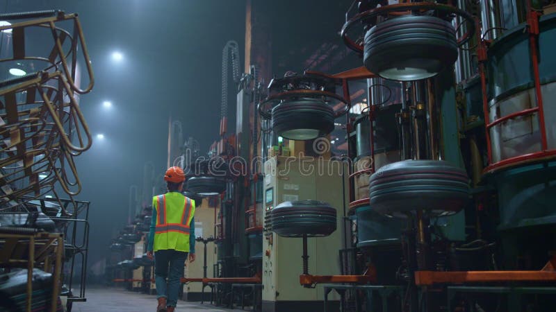 Rétrovisualiser l'ingénieur marchant à l'usine de fabrication. concept de travail énergétique moderne. banque de vidéos