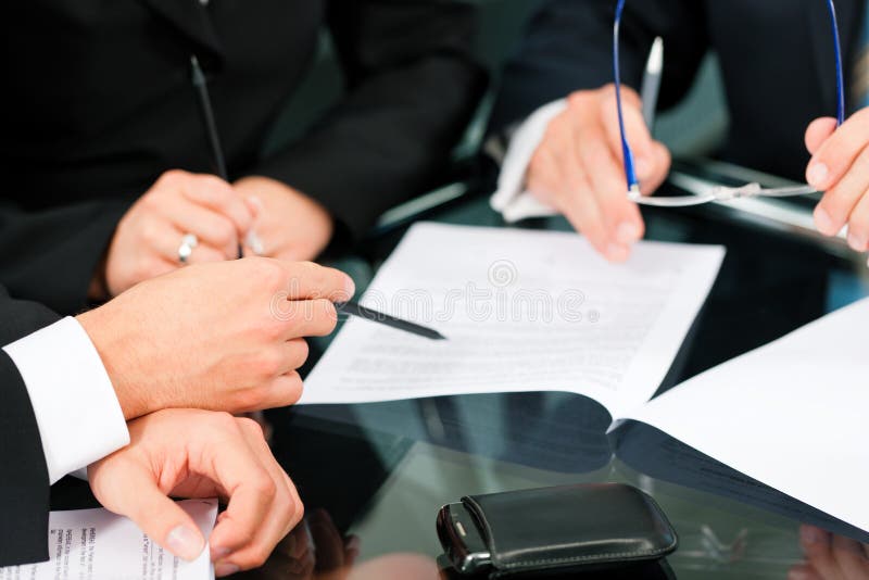 Réunion d'affaires avec le travail sur le contrat photographie stock libre de droits Réunion d'affaires avec le travail sur le contrat photographie stock libre de droits