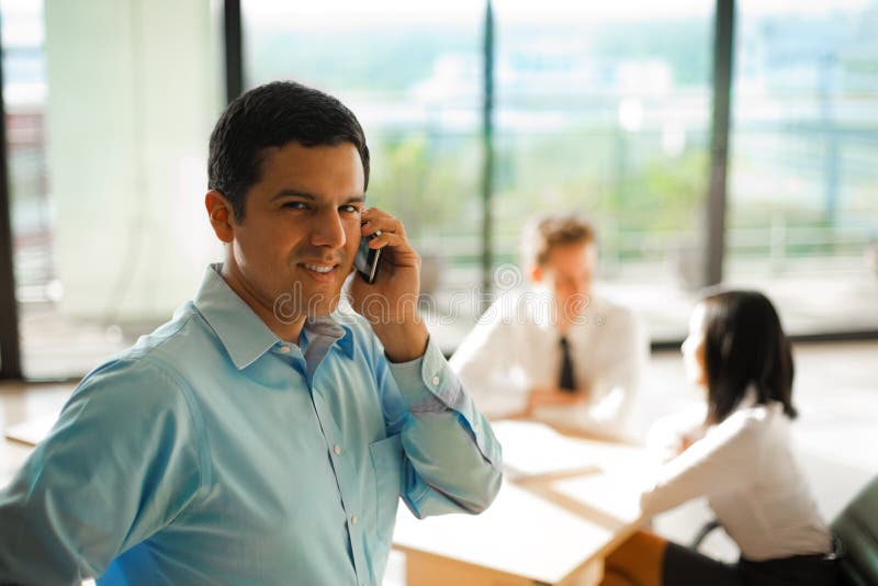 Réunion d'affaires latine d'appel téléphonique d'homme image libre de droits Réunion d'affaires latine d'appel téléphonique d'homme image libre de droits