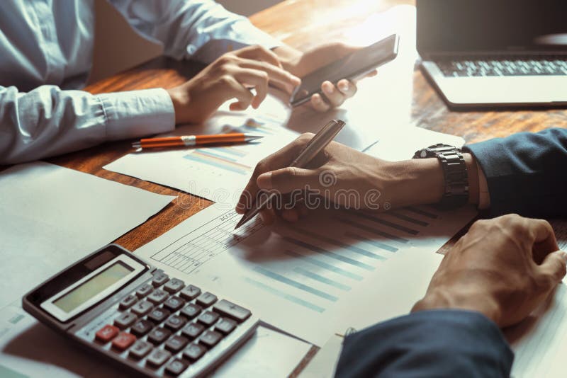 réunion d'équipe de comptabilité d'entreprise dans le bureau de la chambre utilisant le stylo se dirigeant aux écritures Concept photo stock réunion d'équipe de comptabilité d'entreprise dans le bureau de la chambre utilisant le stylo se dirigeant aux écritures Concept photo stock