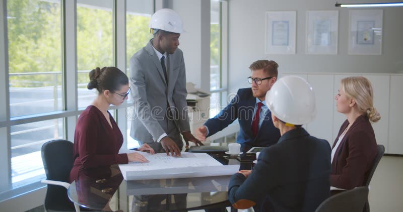 Réunion de l'équipe d'ingénieurs divers pour le projet architectural. clips vidéos