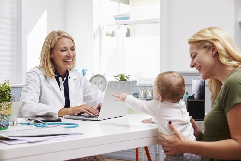 Réunion de mère et de bébé avec docteur féminin In Office