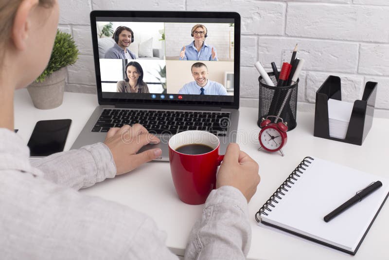 Réunion à distance. entrepreneur féminin méconnaissable ayant une vidéoconférence avec des collègues photos libres de droits