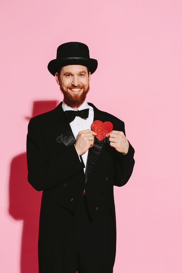 Réussi heureux au-dessus de l'homme supérieur dans l'amour photographie stock libre de droits Réussi heureux au-dessus de l'homme supérieur dans l'amour photographie stock libre de droits