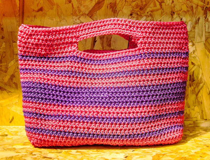 Réutilisez la couleur le sac fait main qu'en plastique réutilisent dessus le bois comprimé ch image libre de droits Réutilisez la couleur le sac fait main qu'en plastique réutilisent dessus le bois comprimé ch image libre de droits